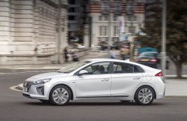 Hyundai IONIQ, side action
