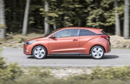 Hyundai i20 Coupe, side