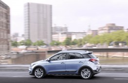 Hyundai i20 Active, side