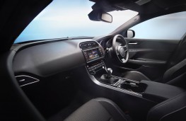 Jaguar XE R-Sport, interior