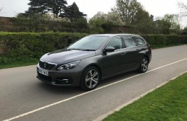 Peugeot 308 SW, front quarter