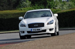 Infiniti M30dS Premium front action