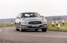 Infiniti Q70, front action