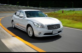 Infiniti M35h, action