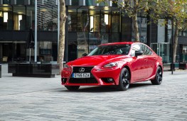 Lexus IS 200t, front