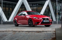 Lexus IS 200t, front