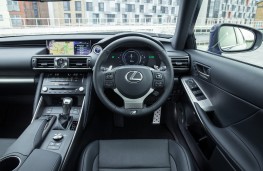 Lexus IS 300h, 2017, dashboard