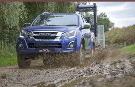 Isuzu D-Max 2019 head on