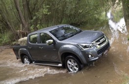 Isuzu D-Max 2019 wading