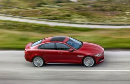 Jaguar XE, side action