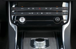 Jaguar XF, dash detail