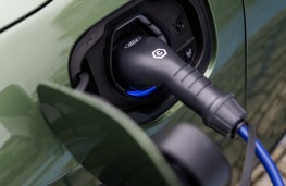 Ford Kuga PHEV, 2025, charging port