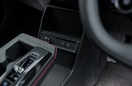 KGM Actyon, 2025, gear selector and phone charger pad