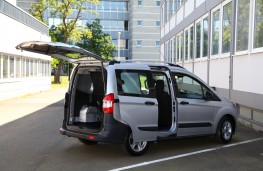 Ford Transit Courier Kombi, side, doors open