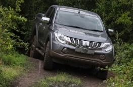 Mitsubishi L200 Double Cab, front