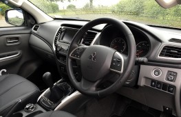 Mitsubishi L200 Warrior, interior