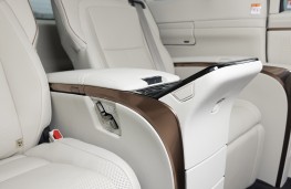 Lexus LM 350h, 2025, rear console