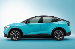Nissan Leaf, 2025, side