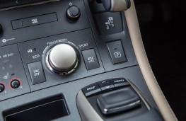 Lexus CT200h, dash detail
