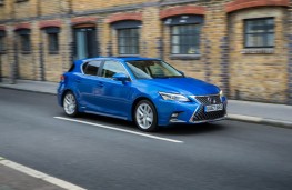 Lexus CT200h, front action