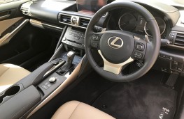 Lexus IS 300h, interior