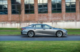Lexus LS 500h, 2018, side