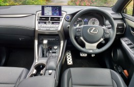 Lexus NX300h F Sport, dashboard