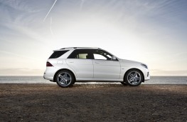 Mercedes M-Class, side
