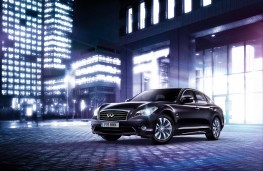 Infiniti M35h, front