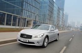 Infniti M35h, front