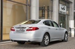 Infniti M35h, rear