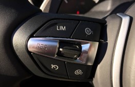 BMW M4 Convertible, steering wheel M controls