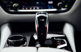BMW M5, 2018, gear lever