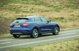 Maserati Levante, side action 2