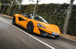 McLaren 570S Spider, side action