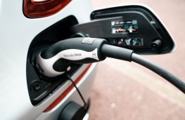 Mercedes-Benz E 300 de, charge point