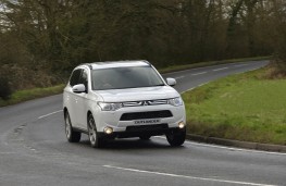 Mitsubishi Outlander, front