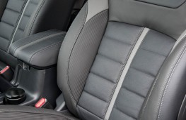 Mitsubishi L200, front seats