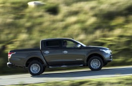 Mitsubishi L200, side action