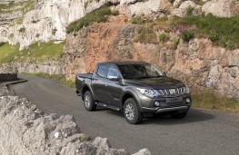 Mitsubishi L200, static rocks