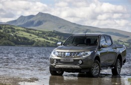 Mitsubishi L200, static water