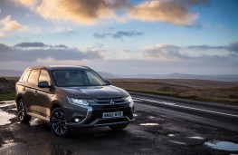 Mitsubishi Outlander PHEV, front