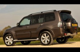 Mitsubishi Shogun LWB side