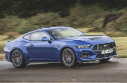 Ford Mustang GT Fastback, 2025, side