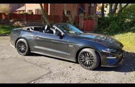 Ford Mustang 5.0 V8 GT Convertible, hood down