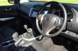 Nissan NP300 Navara, interior