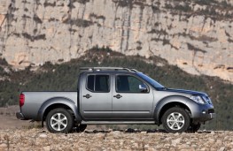 Nissan NP300 Navara, side