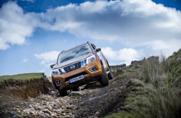 Nissan NP300 Navara, off road, front