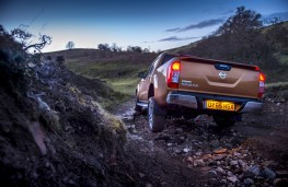 Nissan NP300 Navara, track, rear