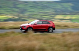 Kia Niro HEV, 2026, side, action